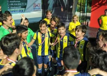 1881 U13 Antalya Cup’ta boy gösteren Fenerbahçe 13 Yaşaltı Futbol Takımımız, oynadığı 9 maçı da kazanarak, namağlup şampiyon oldu.