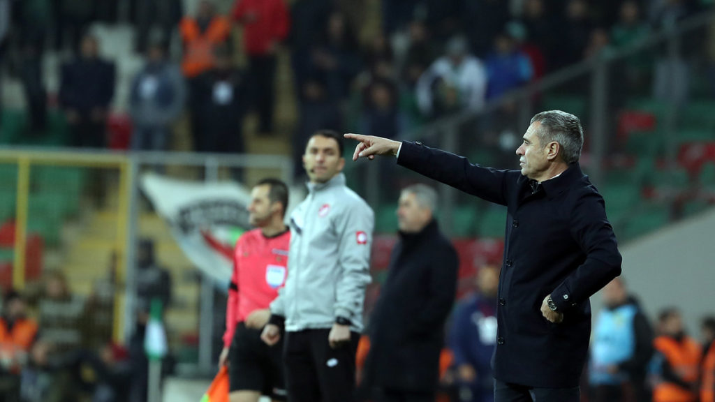 Fenerbahçe de oyuncuların hepsi Fenerbahçe takımının büyüklüğü içinde davranmak ve o zirveye çıkmak zorundadır. 1 Fenerbahçe de oyuncuların hepsi Fenerbahçe takımının büyüklüğü içinde davranmak ve o zirveye çıkmak zorundadır. 1
