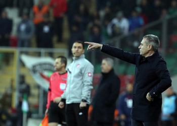 Fenerbahçe de oyuncuların hepsi Fenerbahçe takımının büyüklüğü içinde davranmak ve o zirveye çıkmak zorundadır. 5 Fenerbahçe de oyuncuların hepsi Fenerbahçe takımının büyüklüğü içinde davranmak ve o zirveye çıkmak zorundadır.