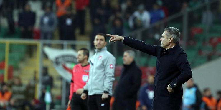 Fenerbahçe de oyuncuların hepsi Fenerbahçe takımının büyüklüğü içinde davranmak ve o zirveye çıkmak zorundadır. 1