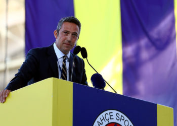 Eljif Elmas konusunda eski yöneticiler de hortladı. Federasyon ziyareti falan yapıyorlar, ilgiyle izliyorum 1 Ayağınızı denk alın, dua edin biz başarılı olalım. Şu lafımı lütfen hiçbir zaman unutmayın. Fenerbahçe ile var olanlarla, Fenerbahçe için var olanlar.