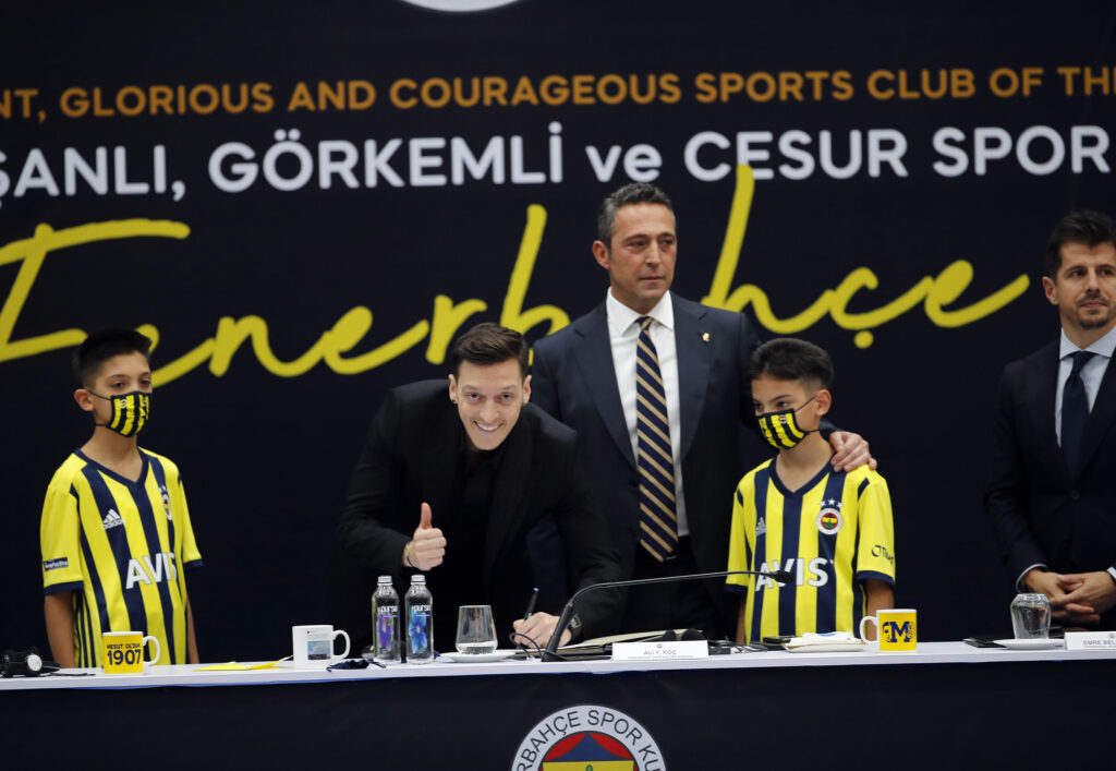 Mesut Özil Fenerbahçemize imzayı attı 7 Mesut Özil Fenerbahçemize imzayı attı 7