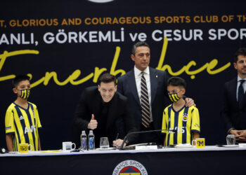Mesut Özil Fenerbahçemize imzayı attı