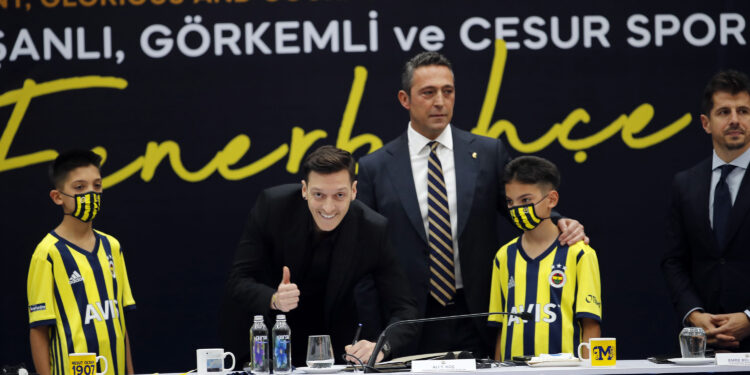 Mesut Özil Fenerbahçemize imzayı attı 1