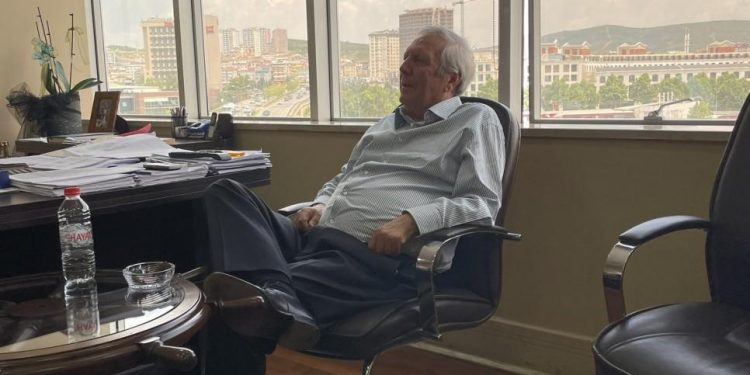 Unutmayın…. Neden Fenerbahçe? Çünkü Kurtuluş Savaşı’nın takımı. Çünkü cumhuriyete bağlı. Hep hedefte olmuş. Öyle bir yapı ki Fenerbahçe… 1 Unutmayın…. Neden Fenerbahçe? Çünkü Kurtuluş Savaşı’nın takımı. Çünkü cumhuriyete bağlı. Hep hedefte olmuş. Öyle bir yapı ki Fenerbahçe… 1