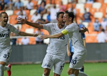 Fenerbahçe Adana’dan mutlu mesut dönüyor