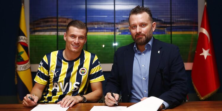 Yöneticimiz Selahattin Baki ile yeni transferimiz Ezgjan Alioski’den açıklamalar 5 Yöneticimiz Selahattin Baki ile yeni transferimiz Ezgjan Alioski’den açıklamalar 1