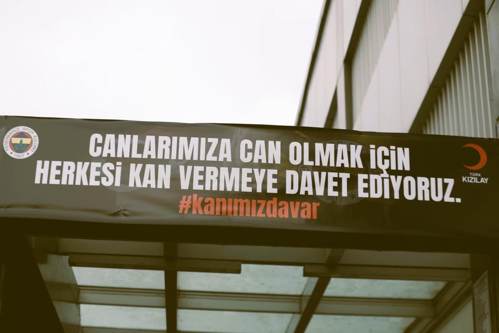 Fenerbahçe ‘Birlik ve beraberlik bizim #kanımızdavar!’ diyerek Türk Kızılayı’na kan bağışladı. 1 Fenerbahçe ‘Birlik ve beraberlik bizim #kanımızdavar!’ diyerek Türk Kızılayı’na kan bağışladı. 1