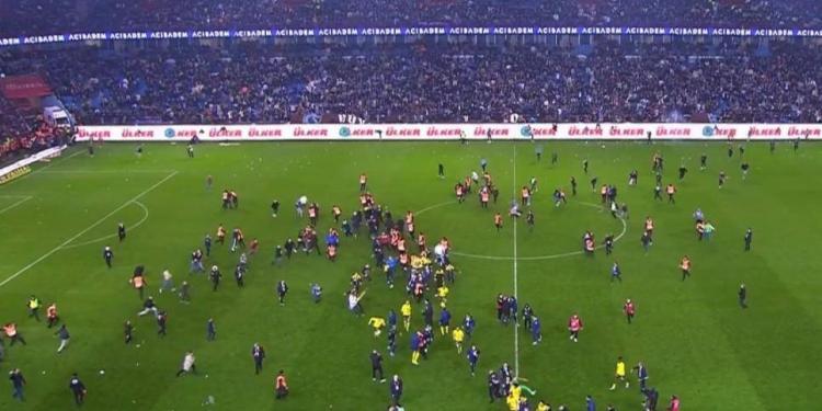 Trabzon'da futbolcularımıza organize saldırı 1