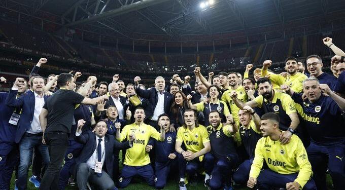 Galatasaray 0-1 Fenerbahçe (Sahanızda 10 kişi geldik sizi yendik) 1