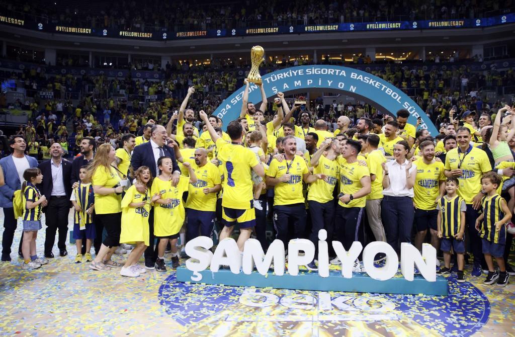 Fenerbahçe Beko 11. kez şampiyon! 1 Fenerbahçe Beko Erkek Basketbol Takımımız, Türkiye Kupası şampiyonluğunun ardından ligi de şampiyonlukla tamamladı.