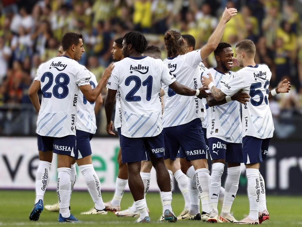 Avusturya'daki son hazırlık maçında Strasbourg'u 4-0 mağlup eden ve yeni sezon hazırlıklarının ikinci etabı olan Graz kampını tamamlayan Futbol A Takımımız, İstanbul'a dönecek ve hazırlıklarını burada sürdürecek.