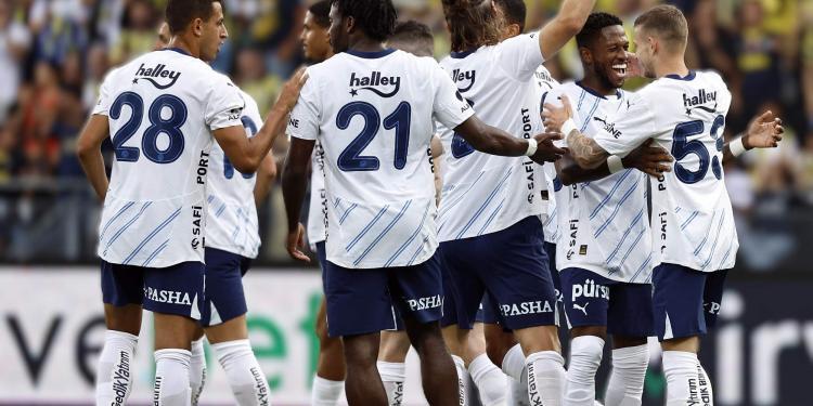 Avusturya'daki son hazırlık maçında Strasbourg'u 4-0 mağlup eden ve yeni sezon hazırlıklarının ikinci etabı olan Graz kampını tamamlayan Futbol A Takımımız, İstanbul'a dönecek ve hazırlıklarını burada sürdürecek.