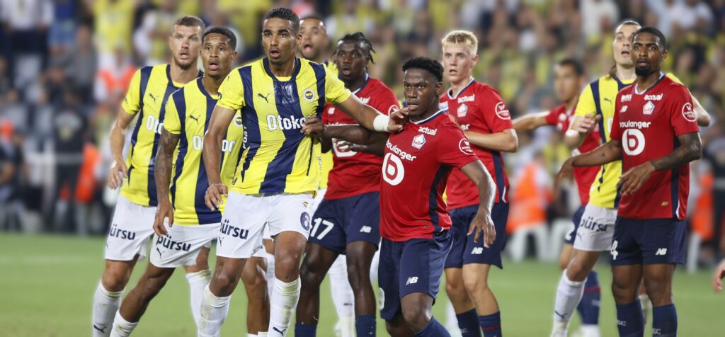 Fenerbahçe 1-1 LOSC Lille 1 Rakip oyuncuların sürekli kendilerini yere bırakmalarıyla ilgili Mourinho, “Bu hakemin işi. Hakemin oyuna saygı göstermesi ve oyuncuların oyuna saygı göstermesini sağlaması gerekiyor. Burada geçen gün oynadığımız lig maçında da aynı şey gerçekleşmişti. Sezon boyunca bunun çok olacağı bana söylenmişti. Bunu eleştiremem, rakip takımları eleştiremem, rakip hocaları eleştiremem. Onlar da sonuç alabilmek için ellerinden gelenin en iyisini yapıyorlar. Geçen gün demiş olduğum gibi ilk 20 dakikada sarı kart verseler her şey değişebilir ama bunu yapmamayı tercih ediyorlar.” diye konuştu.