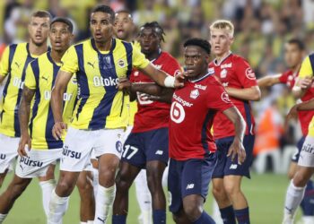 Rakip oyuncuların sürekli kendilerini yere bırakmalarıyla ilgili Mourinho, “Bu hakemin işi. Hakemin oyuna saygı göstermesi ve oyuncuların oyuna saygı göstermesini sağlaması gerekiyor. Burada geçen gün oynadığımız lig maçında da aynı şey gerçekleşmişti. Sezon boyunca bunun çok olacağı bana söylenmişti. Bunu eleştiremem, rakip takımları eleştiremem, rakip hocaları eleştiremem. Onlar da sonuç alabilmek için ellerinden gelenin en iyisini yapıyorlar. Geçen gün demiş olduğum gibi ilk 20 dakikada sarı kart verseler her şey değişebilir ama bunu yapmamayı tercih ediyorlar.” diye konuştu.