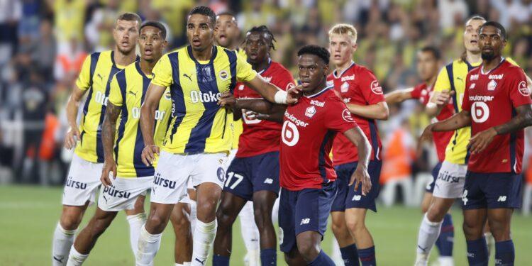 Rakip oyuncuların sürekli kendilerini yere bırakmalarıyla ilgili Mourinho, “Bu hakemin işi. Hakemin oyuna saygı göstermesi ve oyuncuların oyuna saygı göstermesini sağlaması gerekiyor. Burada geçen gün oynadığımız lig maçında da aynı şey gerçekleşmişti. Sezon boyunca bunun çok olacağı bana söylenmişti. Bunu eleştiremem, rakip takımları eleştiremem, rakip hocaları eleştiremem. Onlar da sonuç alabilmek için ellerinden gelenin en iyisini yapıyorlar. Geçen gün demiş olduğum gibi ilk 20 dakikada sarı kart verseler her şey değişebilir ama bunu yapmamayı tercih ediyorlar.” diye konuştu.
