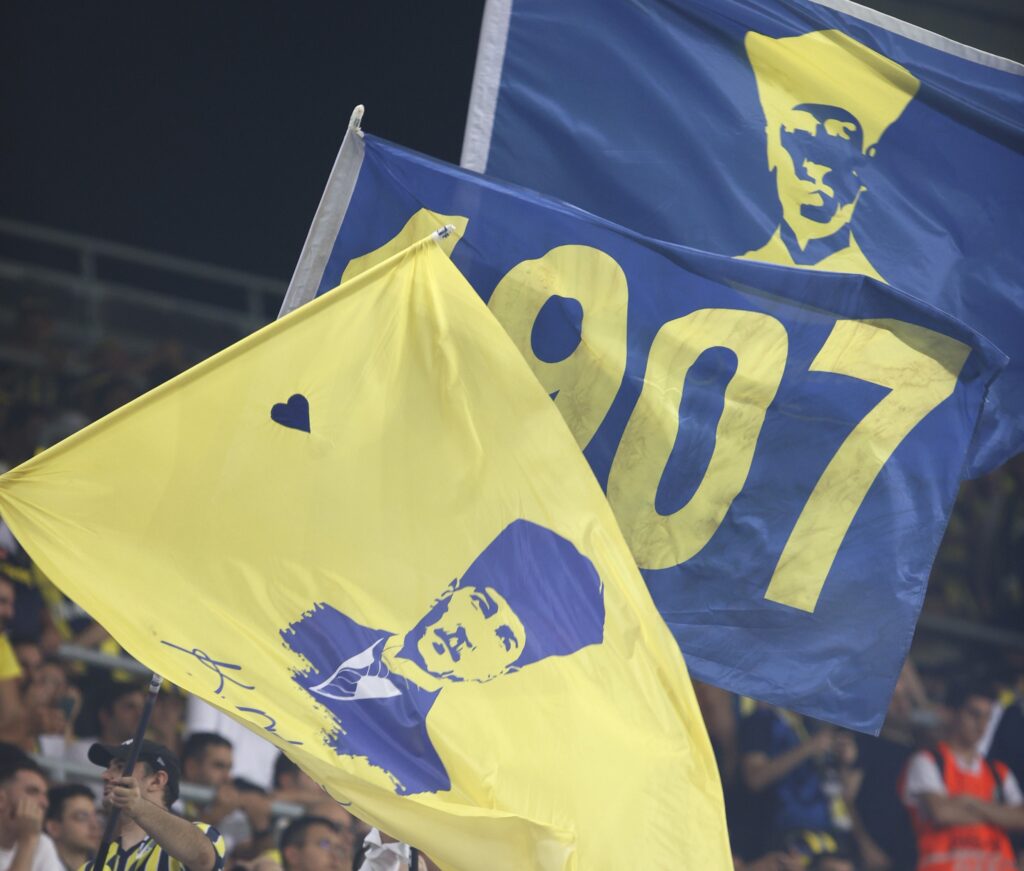 Maçın 20. dakikasında Fenerbahçe'nin hızlı taç kullanma isteği esnasında taç atışının yerinden kullanılmasını isteyen hakem Atilla Karaoğlan, oyunu durdurdu. Bu gelişme üzerine çok sinirlenen Jose Mourinho'nun itirazları sonrası Atilla Karaoğlan, Mourinho'ya sarı kart gösterdi.