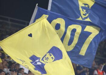 Maçın 20. dakikasında Fenerbahçe'nin hızlı taç kullanma isteği esnasında taç atışının yerinden kullanılmasını isteyen hakem Atilla Karaoğlan, oyunu durdurdu. Bu gelişme üzerine çok sinirlenen Jose Mourinho'nun itirazları sonrası Atilla Karaoğlan, Mourinho'ya sarı kart gösterdi.