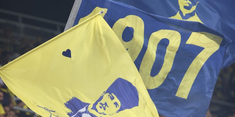 Maçın 20. dakikasında Fenerbahçe'nin hızlı taç kullanma isteği esnasında taç atışının yerinden kullanılmasını isteyen hakem Atilla Karaoğlan, oyunu durdurdu. Bu gelişme üzerine çok sinirlenen Jose Mourinho'nun itirazları sonrası Atilla Karaoğlan, Mourinho'ya sarı kart gösterdi.