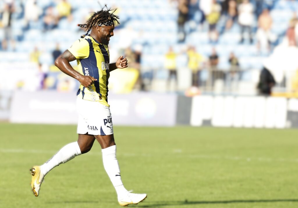 Fenerbahçe, bu sezon ligde çıktığı 5 maçın 4'ünde kalesini gole kapatmış oldu. Öte yandan Fenerbahçemiz, 32 maç üst üste yenilmeyerek Süper Lig'de kulüp rekorunu kırdı.