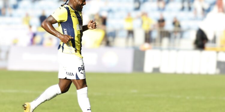 Fenerbahçe, bu sezon ligde çıktığı 5 maçın 4'ünde kalesini gole kapatmış oldu. Öte yandan Fenerbahçemiz, 32 maç üst üste yenilmeyerek Süper Lig'de kulüp rekorunu kırdı.