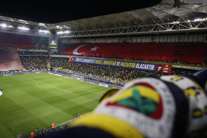 Fenerbahçe 2-0 S. Bodrum FK 6 Fenerbahçe tribünlerinin açtığı pankart: Türkiye Cumhuriyeti mesut, muvaffak ve muzaffer olacaktır.