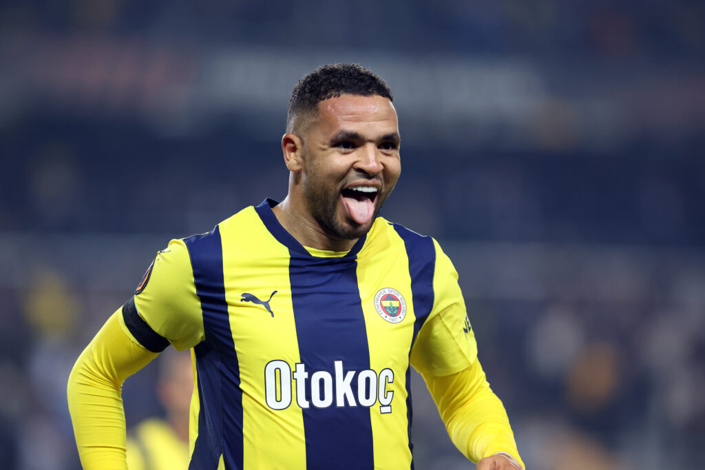 Futbol Takımımız, dün Ankara’da gerçekleştirilen terör saldırısında şehit olan vatandaşlarımız için maça siyah bantla çıktı.
