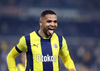 Futbol Takımımız, dün Ankara’da gerçekleştirilen terör saldırısında şehit olan vatandaşlarımız için maça siyah bantla çıktı.