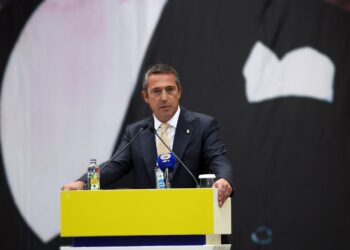 Ali Koç: "Benim bir lafım vardı, 'Fenerbahçe'yi kimse dışarıdan yıkamaz, biz yıkılırsak içeriden yıkılırız.' Birbirimizi yıkmaktansa o enerjiyi Fenerbahçe menfaatlerine odaklarsak daha güçlü oluruz. Sayın başkanımız dün maça geldi çok mutlu olduk, o da mutlu oldu. Yaz'a da teşekkür ediyorum, bir gazeteci yazmış 'Koca camianın yapamayacağını bir küçücük kız yaptı diye.' Doğru yazmış. Aziz Yıldırım'ın kızı böyle olur dedirtecek bir Fenerbahçeli. Allah bağışlasın."