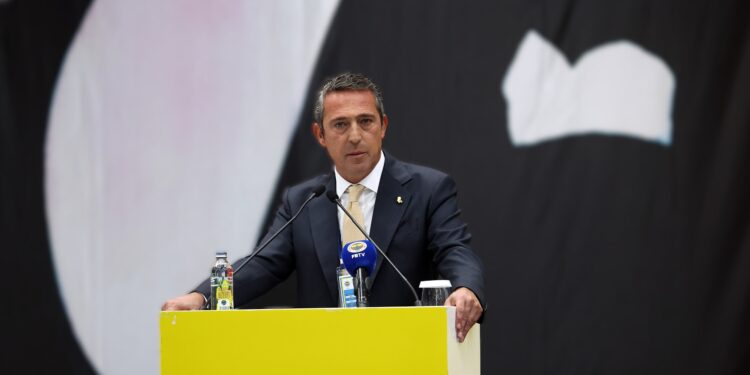 Ali Koç: "Benim bir lafım vardı, 'Fenerbahçe'yi kimse dışarıdan yıkamaz, biz yıkılırsak içeriden yıkılırız.' Birbirimizi yıkmaktansa o enerjiyi Fenerbahçe menfaatlerine odaklarsak daha güçlü oluruz. Sayın başkanımız dün maça geldi çok mutlu olduk, o da mutlu oldu. Yaz'a da teşekkür ediyorum, bir gazeteci yazmış 'Koca camianın yapamayacağını bir küçücük kız yaptı diye.' Doğru yazmış. Aziz Yıldırım'ın kızı böyle olur dedirtecek bir Fenerbahçeli. Allah bağışlasın."