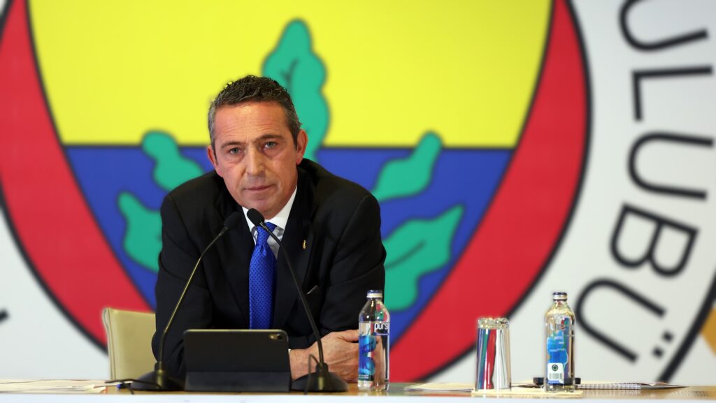 Ali Koç: Fenerbahçeliler karpuz gibi ortadan bölündü. Asıl soru, dışarıdan yıkılmayan Fenerbahçe, şimdi içeriden mi yıkılacak? 1