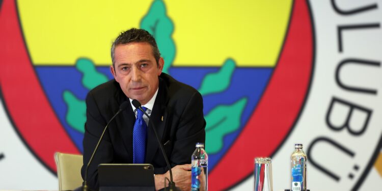 Ali Koç: Fenerbahçeliler karpuz gibi ortadan bölündü. Asıl soru, dışarıdan yıkılmayan Fenerbahçe, şimdi içeriden mi yıkılacak? 1