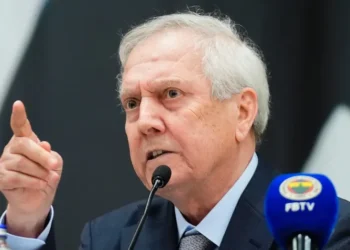 Ali hep içinde kalan Aziz Yıldırım’ı dışarıya vuruyorsun. Vurma. Yanlış yapıyorsun.