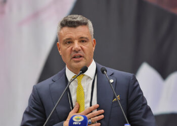 Başkanımız Sadettin Saran: “Sakin kalacağız, birlikte duracağız, doğru adımları atacağız, inanacağız, birbirimize güveneceğiz ve sonunda Fenerbahçe’yi olması gereken yere taşıyıp hep birlikte şampiyon olacağız!”