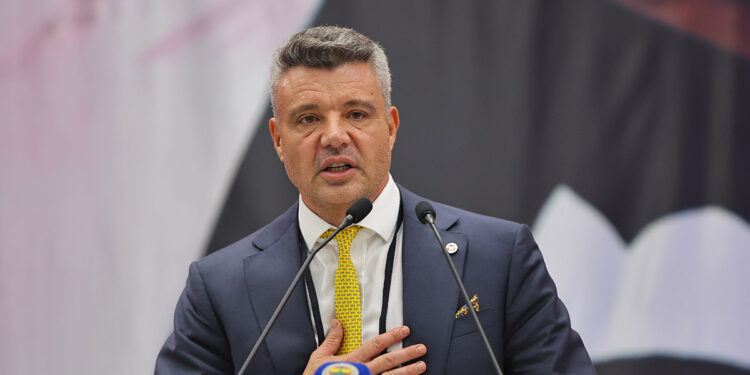 Başkanımız Sadettin Saran: "Sakin kalacağız, birlikte duracağız, doğru adımları atacağız, inanacağız, birbirimize güveneceğiz ve sonunda Fenerbahçe'yi olması gereken yere taşıyıp hep birlikte şampiyon olacağız!" 1