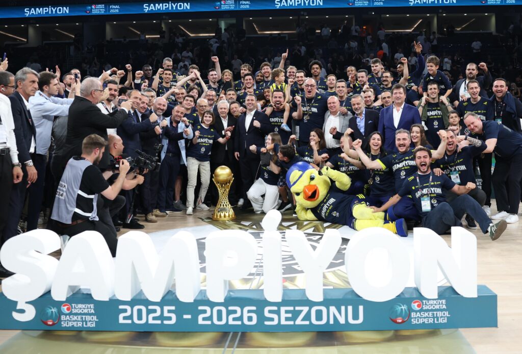 Beşiktaş'ı yenen Fenerbahçe Beko, üst üste 3. kez şampiyon oldu 1