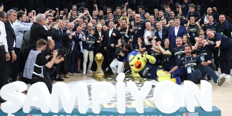 Beşiktaş'ı yenen Fenerbahçe Beko, üst üste 3. kez şampiyon oldu 1