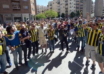 Madrid sokakları Sarı Lacivert