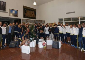 Teknik Heyetimiz ve Futbolcularımız Yılbaşı Hediyelerini Aldı