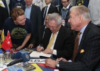 Aziz Yıldırım imza gününde!