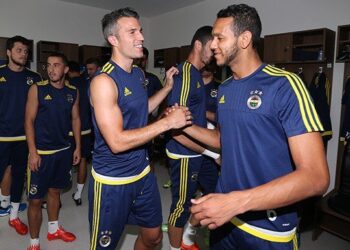 Robin van Persie’ye Sürpriz Doğum Günü Kutlaması
