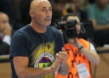 Kupayı taraftara armağan etti