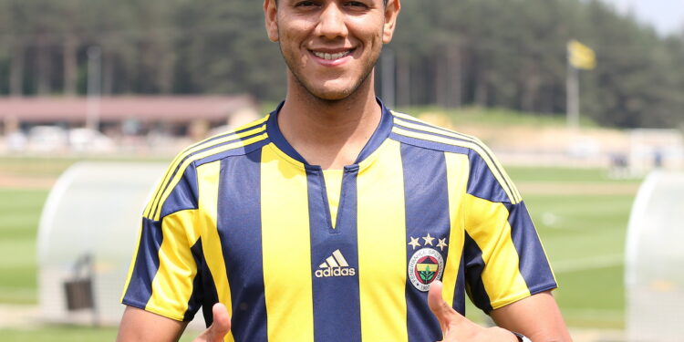 Fenerbahçe taraftarı çok tutkulu ve takımlarına aşırı bağlılar 5 Fenerbahçe taraftarı çok tutkulu ve takımlarına aşırı bağlılar 1