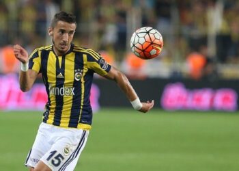 Fenerbahçe gibi büyük bir camiada futbol oynuyorum.